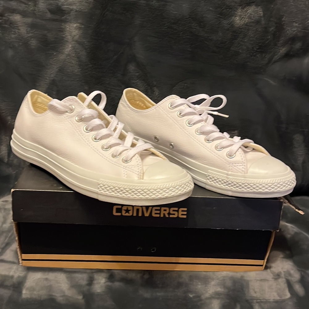 NWOT Converse leather Chuck Taylor’s M8.5/W10.5